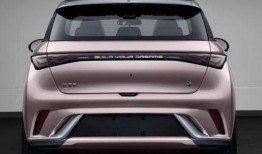 比亚迪海豚爆料视频最新,时尚智能小车，性能与颜值并重